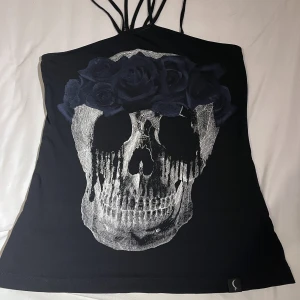 Alternativ topp döskalle - Topp med döskalle motiv i storlek L men som skulle funka som M med pentagram där bak som tyvärr är för stor för mig. Toppen är i väldigt bra skick, dock sytt tillbaks ett av axelbanden.  Priset kan diskuteras :)