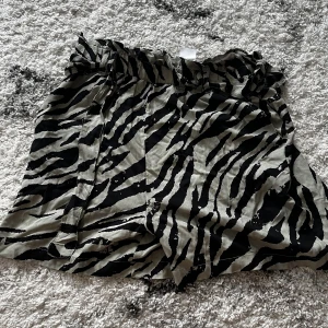 Shorts - Zebramönstrade shorts, högmidjade. Svart/gröna, med band runt 🫶🏻