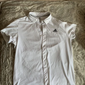 adidas skjorta - herrskjorta i träningsmaterial från adidas! tror inte de säljs längre, har iallafall aldrig sett någon med en likadan. köptes för många år sen! storlek L