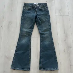 Lågmidjade jeans i en gråare blå färg. Väldigt sköna och knappt använda.