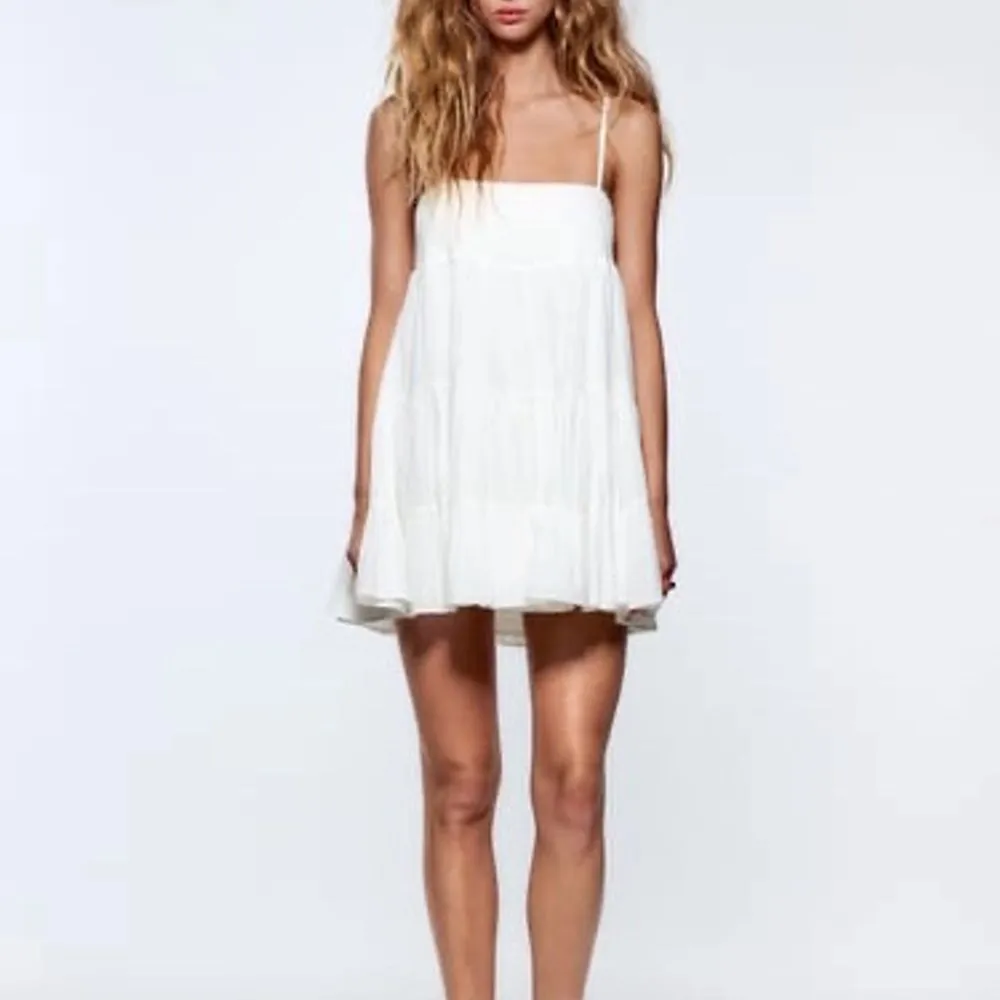 Superfin vit klänning från Zara. Använd en gång så den är i bra skick.💕. Klänningar.