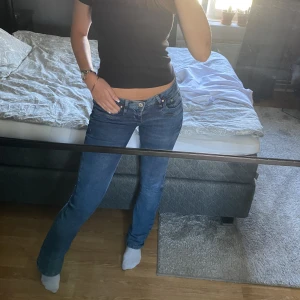 Ltb jeans  - Säljer dessa supersnygga populära Valerie jeansen från Ltb. Perfekt lågmidjade och i den snyggaste blå färgen! W26 L34 passar mig perfekt, jag är 173 cm och har XS/S. Sparsamt använda köpta på zalando för 700kr. Skriv för fler bilder och info💙💙⭐️✨🫶🏻🫶🏻👖🙏💫