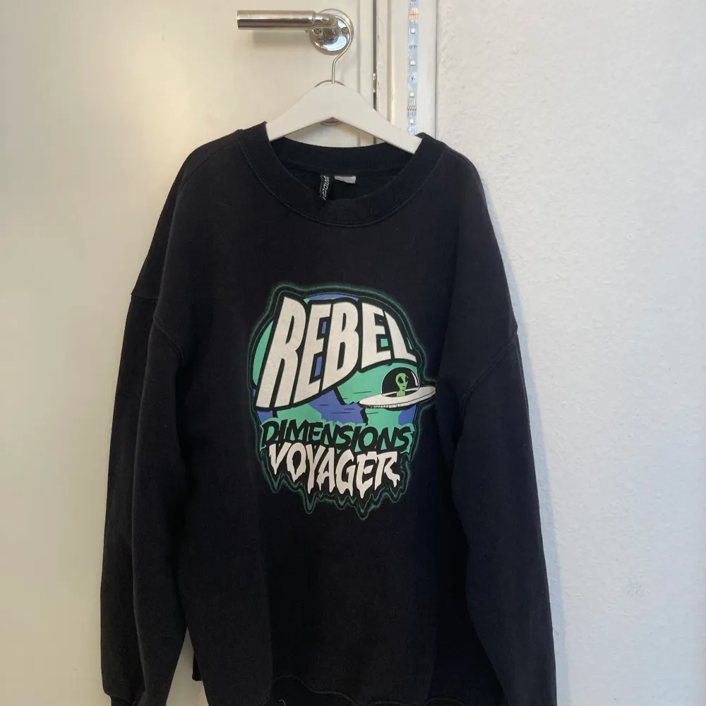 Fin svart tjock tröja med tryck! Säljs för 100kr. Är från h&m i storlek s.. Hoodies.