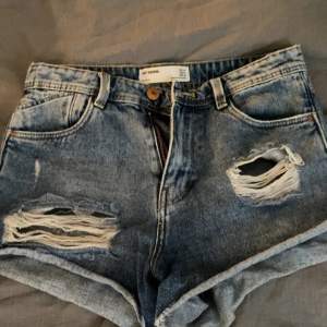 Fina jeansshorts från Zara. Knappt använda, säljer för att dem inte kommer till användning💞
