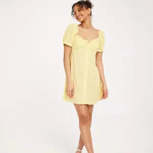 Jättesöt gul klänning från Nelly som är helt ny💕 200kr +frakt 💕 skriv gärna och fråga och om du vill ha fler bilder