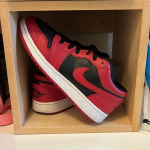 Jordan 1 low reverse bred - Säljer mina jordans då som börjar bli små, 9/10 skick i färgen på sulan och skon men har lite creas. Tar emot byten!