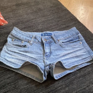 Lågmidjade jeansshorts - Lågmidjade jeansshorts, sjukt snygga men tyvärr för små på mig. Midjemått 36cm och längd 21cm