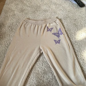 Jätte sköna byxor -  bra skick tvättas och stryks innan ni får det jätte bra byxor PS det är för barn. 