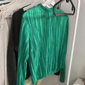 Säljer denna gröna blus som är som ny. St S. Köptes ifrån Gina. Den är mer limegrön i verkligheten och har slits på båda sidorna.