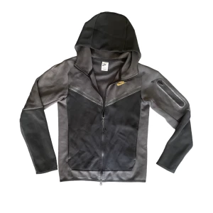Nike tech - Grå/svart Nike tech i storlek Xs (skulle säga att den passar under strlk s mer)   Skick: använd ett få par gånger men inga fläckar, skador eller märken som inte går att fixa( nopprar på vänster sida) 