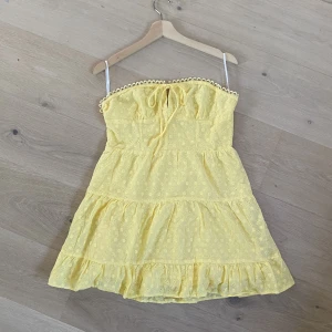 Sommarklänning  - Super gullig sommarklänning, säljs då den var för stor. Första bilen är alltså lånad! Bara att skriva vid frågor!💘