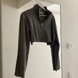 Djerf Avenue Tröja - Säljer denna croppade tröja från Djerf Avenue då den tyvärr inte kommer till användning. Från en av deras första kollektioner och kommer inte komma in igen. Använd 1 gång. Storlek M men passar även XS och S beroende på hur man vill att den ska sitta.