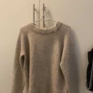 Stickad tröja  - Superfin, varm och mysig stickad tröja. Storlek M men skulle även passa S om man vill ha lite oversize 🥰