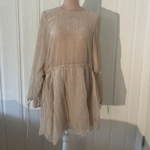 Justerbar klänning  - Härlig klänning från HM, gör sig inte rättvis på bild. Justera midja & armar med hjälp av snören!🌸 Skick: använd Fler bilder? Skriv till mig så löser jag det!  Några frågor? Jag svarar så fort jag kan ❤️ Alla priser går alltid att diskutera!☺️