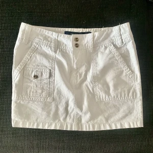 Vit kjol - Så snygg cargo jeanskjol som tyvärr är för liten🤍(kan ej visa bilder hur den sitter på) finns inga skador och är som ny!💕
