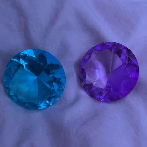 Glas kristaller från lekia - Köpte för 50kr per. Säljer för 80kr (40kr per). Fint skick och har inga repor. Kontakta om du vill köpa en av de eller om du har frågor. Klicka på köp om du vill köpa båda!