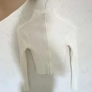 Vit tröja - Aldrig använd. Köpte för 300kr säljer för 200kr.