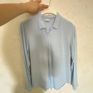 Blå skjorta - Säljer en skjorta i storlek 38.
