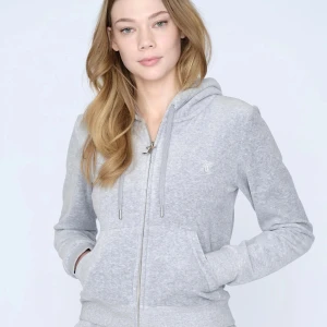 Juicy couture kofta - Säljer min gråa juicy kofta eftersom den inte kommer till användning längre. Den är köpt för ungefär 1 år sen men den har inga defekter. Skriv gärna om ni har några frågor eller vill ha egna bilder