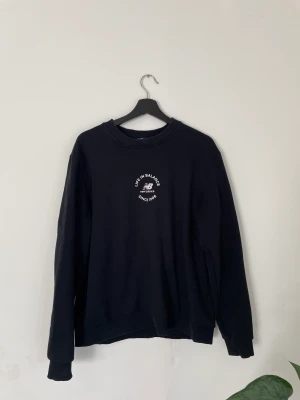 New balance sweatshirt - Svart sweatshirt från new balance, använd ca 3 ggr! 