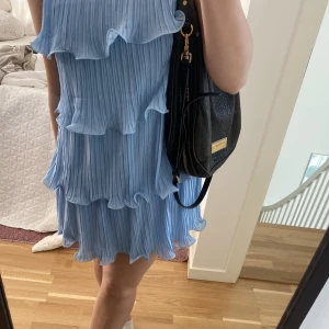 Volangklänning💕 - Blå volangklänning använd en gång💕