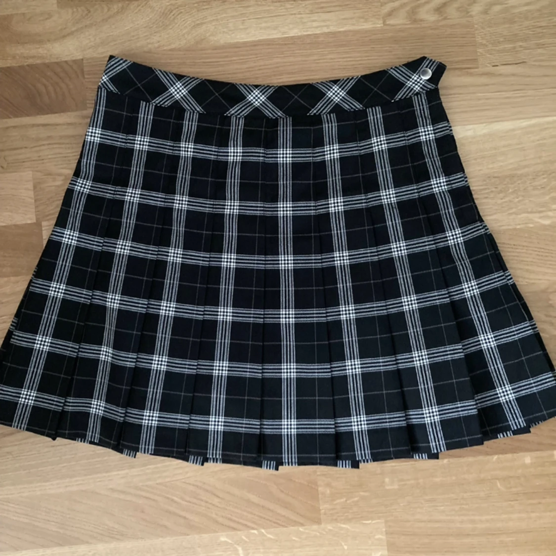 Svart skotskrutig kjol  - 90