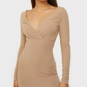 Beige klänning - En super gosig klänning som kan användas året om, perfekt till sommarkvällarna. Inga defekter. I storlek M men jag har vanligtvis S. Passar xs-m beroende på hur man vill att den ska sitta.