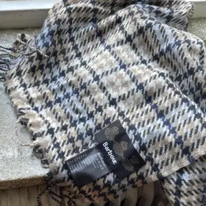 Fin sjal/halsduk från Barbour! Aldrig använd - så perfekt skick. 