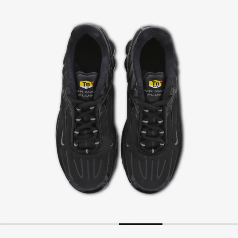 Hel svarta Nike skor, köptes i Danmark för drygt 2 år sedan. Ingen slit på skorna och är i väldigt bra skick. Köpt för 1799kr. Skor.