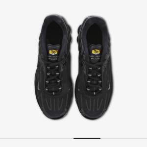 Hel svarta Nike skor, köptes i Danmark för drygt 2 år sedan. Ingen slit på skorna och är i väldigt bra skick. Köpt för 1799kr