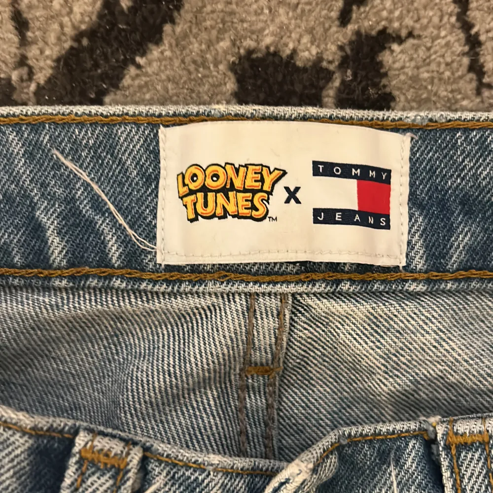 Säljer Tommy hilfiger jeans X looney tunes.  Skit snygga jeans som är i storlek xs men kan också passa som S. Ny pris är 1800 men säljer dem för 1000, priset kan diskuteras. Jeans & Byxor.