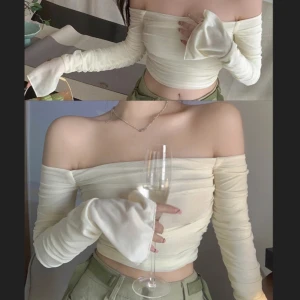 Long sleeved off the shoulder top - För stor för mig i bysten 🥲 Nyskick. Aldrig använd, bara provad.  📏Mått:  Byst 76 cm Midjemått: 60-70 cm~ Armlängd: 53 cm Total längd: 33 cm Off white/ vanilj vit  Är lite stretchig.   Skriv om det finns fler frågor 🌸 