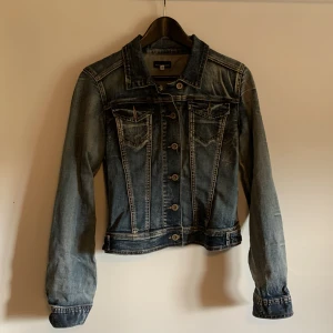 Jeansjacka - Jeansjacka från KappAhl, använd ett fåtal gånger! Markerad som 36, men väldigt liten i storlek. Ca 39cm mellan axlarna och ca 54cm från krage bak ner till kanten. 