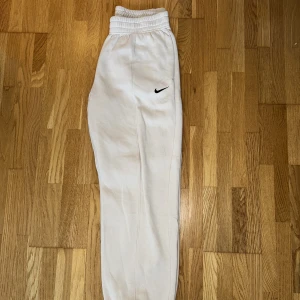 Nike mjukisar - Nike mjukisbyxor köpta för ca 2 år sedan! Beige färg med detaljer på benen endast på framsidan. Skriv för frågor!
