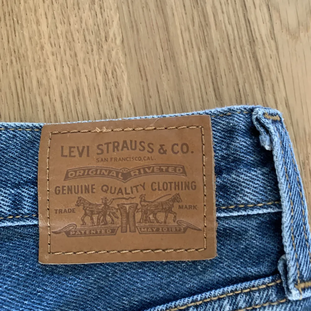 Snygga högmidjade jeans från Levi’s.  Använda ett par gånger men inte några skador på byxorna.  Väldigt bekväma att ha på sig och stretchiga. . Jeans & Byxor.