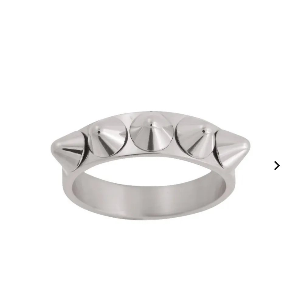 Säljer min jättefin ring från Edblad då den inte kommer till användning pga att den är för stor.💗 . Accessoarer.
