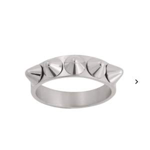 Säljer min jättefin ring från Edblad då den inte kommer till användning pga att den är för stor.💗 
