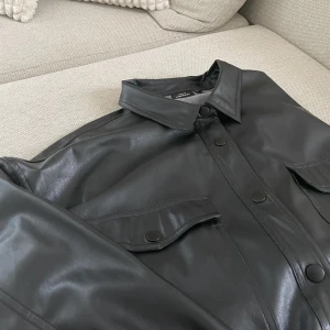 Skinnjacka - Skinnjacka med innerfoder från KAPPAHL. Endast testad så helt ny! Nypris 489kr. Köparen står för frakten. Har du några frågor är det bara att höra av sig🤩 // Klara Johansson