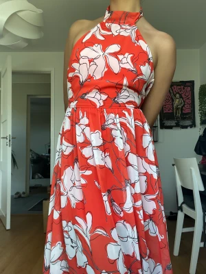 Sommarklänning - om jag kunde hade jag behållt men den är alldeles för liten😭så fin i sommar eller till bal!