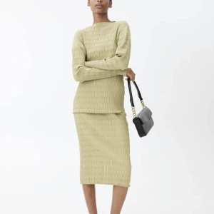 Arket set  - Säljer detta otroliga set från Arket, Toppen är i L (sitter ändå normalt på mig som har M) och kjolen i M, prislappen sitter kvar på kjolen! Nypris: 1600kr