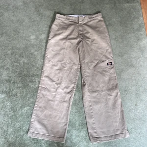 Dickies double knee  - Använda 5 gånger kanske o har nån minimal slitning. Fler bilder kan fås!