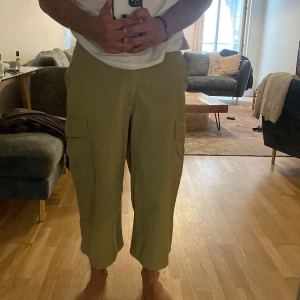 Ljusbruna cargo shorts - Fetta långa cargo jorts, bra för sommaren, 32W 32L o passar bra med allt, storlek M 