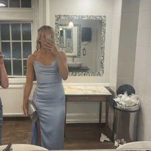 Balklänning  - Ljusblå balklänning använd 1 gång. Fint skick🩵