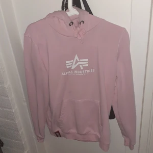 Alpha industry - Min alpha tröja som bara hänger jag köpte den för eet va rea 700:- på zalando men de är inte min färg. Använd enstaka gånger.
