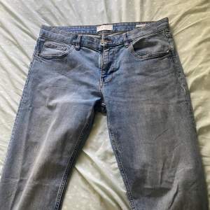Fina esprit jeans i storlek M/L. Är i passform straight. Knappt använda.