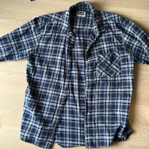 Weekday flanellskjorta  - Skjorta i storlek S, väldigt bra skick. 