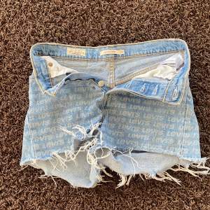 Snygga shorts ifrån Levis, inga defekter eller hål, har inte används mycket! 