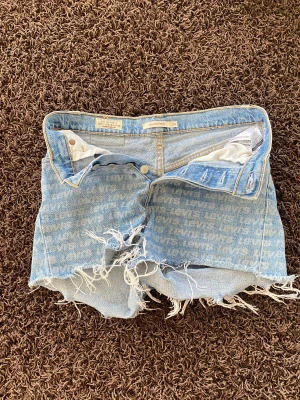 Levis shorts  - Snygga shorts ifrån Levis, inga defekter eller hål, har inte används mycket! 