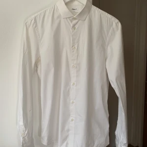 FILIPPA K, vit skjorta XS - Vit skjorta i storlek Xs från herravdelningen.   Modeller säljs ej längre. 