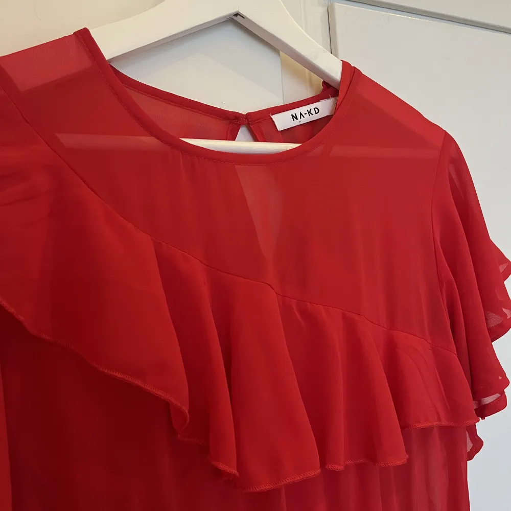 Fin röd klänning + underklänning från NAKD. Använd endast en gång (se tredje bild)! . Klänningar.